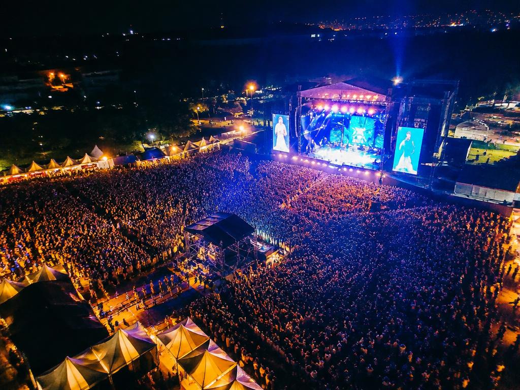Vista aérea de grande público em evento noturno produzido pela Timi Produções